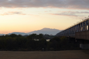 右端は、新幹線の木曽川鉄橋（愛知県一宮市側より撮影）